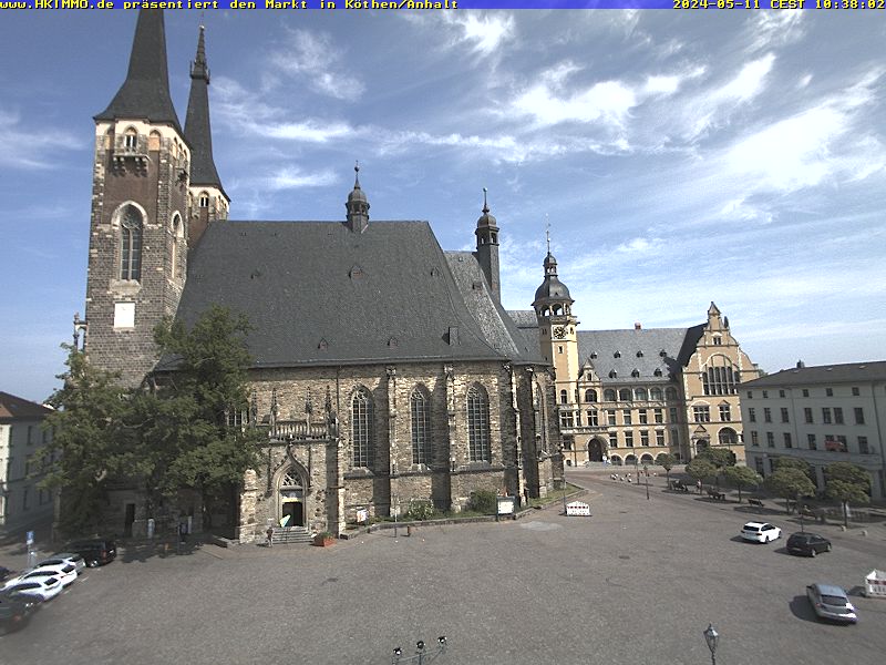 Webcambild der Kirche und des Marktplatzes von Köthen/Anhalt. Aktualisierung jede Minute. Spezielle Handyversion.